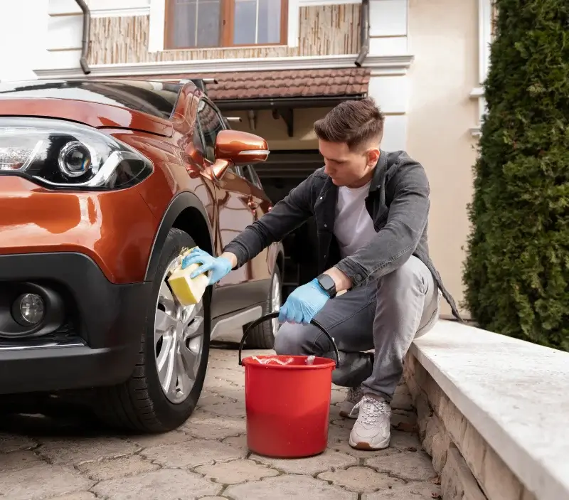 Lavage auto à domicile Saint-Pierre-es-Champs : professionnel intervenant sur un véhicule